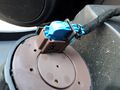 Die Schaltereinheit ist mit einem verriegelbaren Stecker angeschlossen. Oben die Rastnase eindrücken...