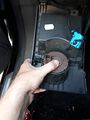 Jetzt mit sanftem Druck den kompletten Schalterblock nach vorne, bzw. unten bei offener Klappe, rausdrücken.