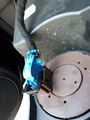 ...und entriegeln. Dabei wird der Stecker gleichzeitig herausgedrückt.